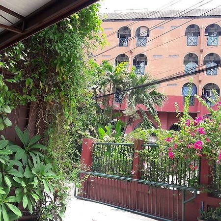 Baankhunmae Apartment Bangkok Exteriör bild